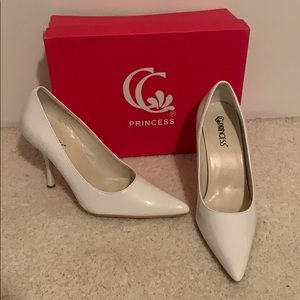 Chic White Pointed Toe Heels